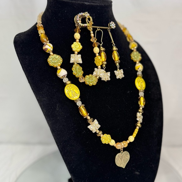 Butterfly’s, Bees & Flowers Stone & Glass Yellow & Gold Jewelry Set. - Picture 3 of 10
